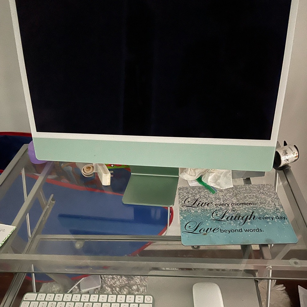 Apple iMac comes with keyboard mouse and pads for keyboard and mouse